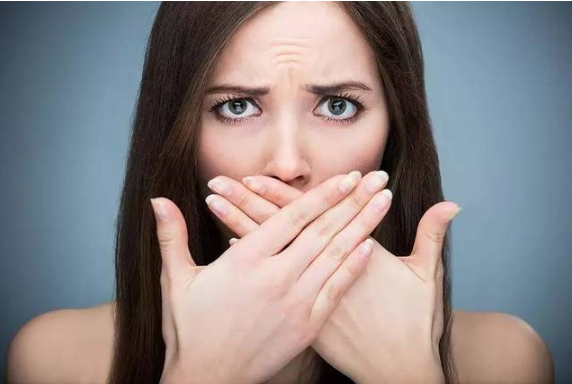 女人生活如何看出身体是否需要排毒（出现明显口臭赶紧去排毒）