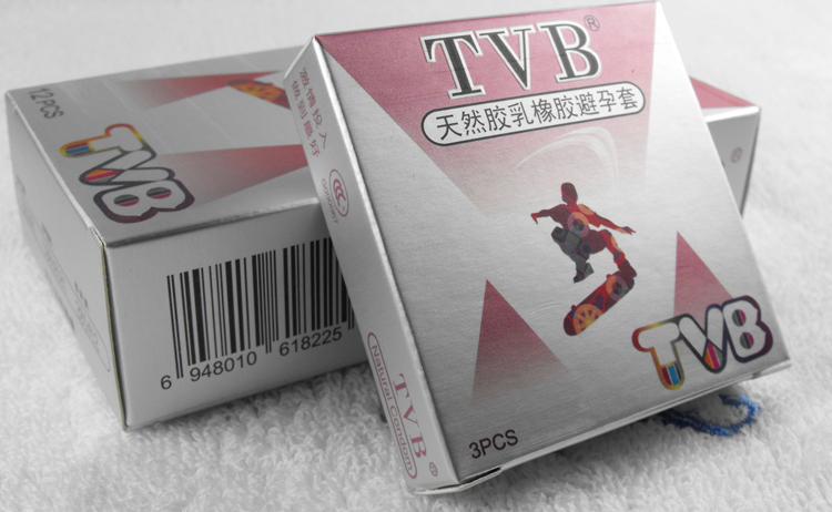 洗澡拿避孕套自拍：正确的避孕方法