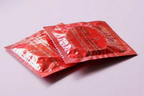 用了的避孕套被发现（发现用过的套套）