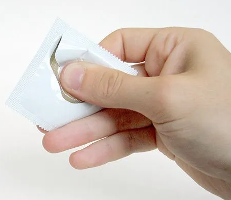 用火腿肠套上避孕套插屁眼(用火腿肠套上避孕套插屁眼会怎么样)