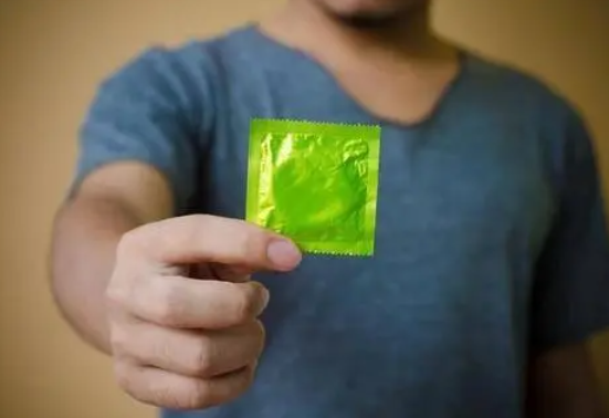 避孕套没脱落会流出来吗（注意正确使用避孕套）