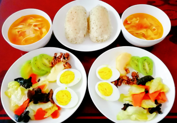 女生健身减脂攻略（从饮食到运动，全方位打造完美身材）