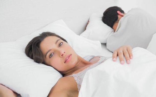 为什么男性喜欢模女性胸部（男人喜欢摸胸部的10理由）