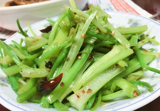 男性经常吃芹菜是不是杀精子的（吃芹菜对男人好吗）