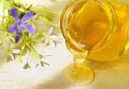 女性保养蜂蜜洗脸有什么作用（如何用蜂蜜祛斑）