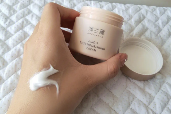 女性保养脂肪粒到底是如何产生的（脂肪粒该怎么去除）