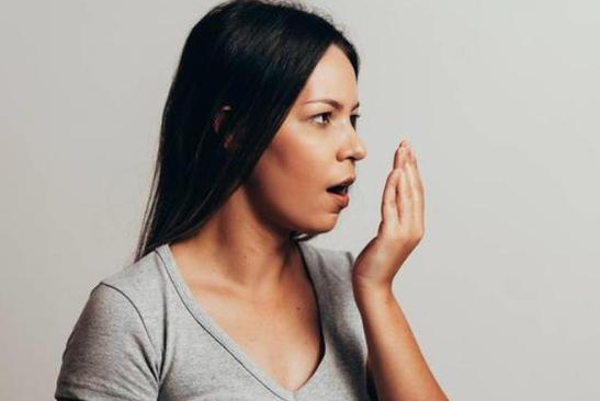 女性部位保健女性口臭的原因是什么(女性口臭是因为有蛀牙吗)