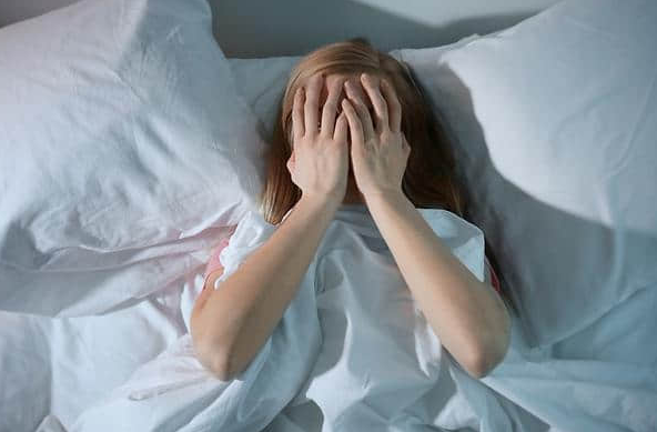 如何诱发女性性高潮（揭秘女性性高潮的事实和奥秘）
