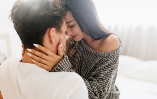 如何让男人招架不住你的性爱攻势(如何提高男性的性欲)
