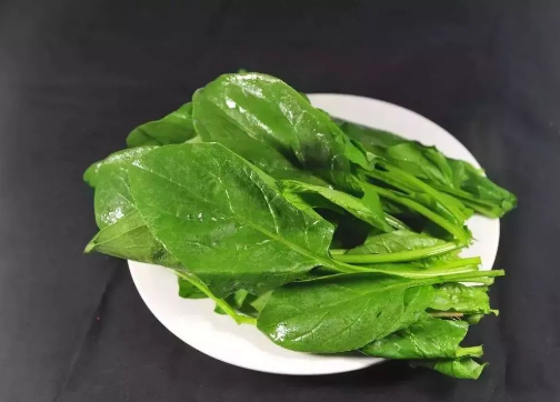 菠菜是有名的护眼小帮手（常食菠菜有助明亮你的双眼）