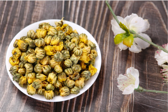 菊花茶的养生功效与作用（菊花茶的六大养生功效盘点）
