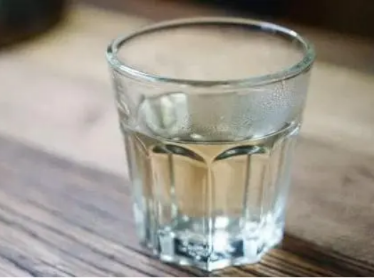 生活中的隔夜的可以喝吗（日常这5种水不能多喝）
