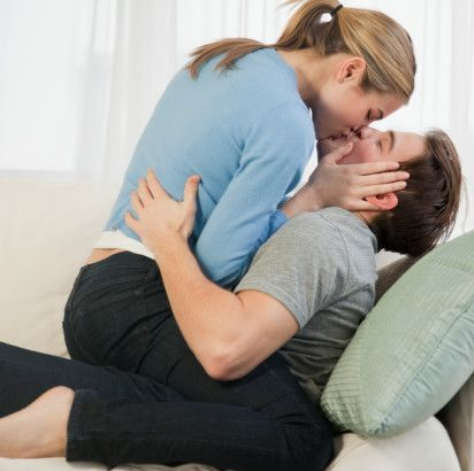 夫妻是怎么配的种（夫妻如何配合性爱）