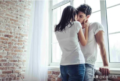 女孩接吻时的手应该放在哪里(舌吻有哪些好处)