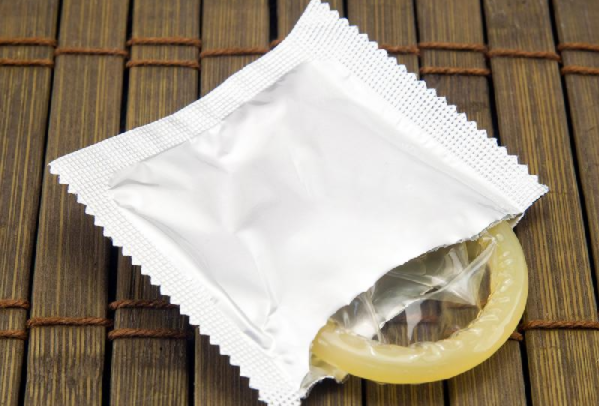 使用避孕套有哪些注意事项（避孕套真的能避孕吗）