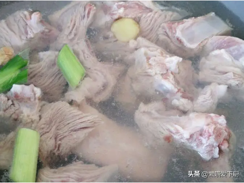 水煮排骨的做法及养生价值分别是什么（水煮排骨怎么做）