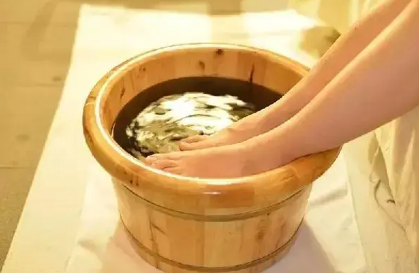 茶水泡脚的好处（用茶叶泡脚有何养生功效）
