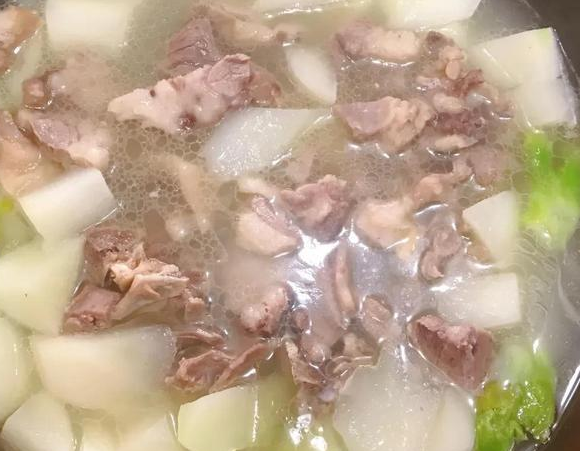 冬吃羊肉应注意哪些问题（寒冬求养生羊肉该这么涮）