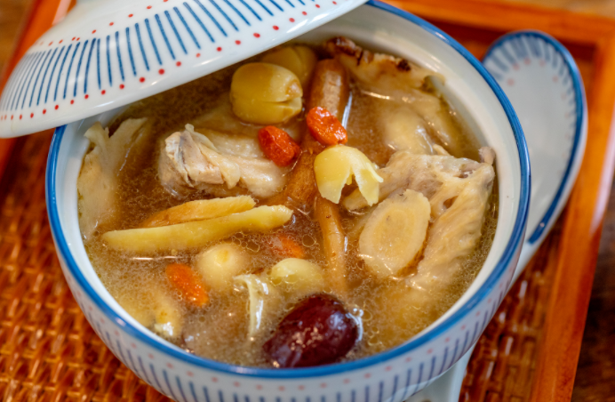 冬季进补的药材有哪些（推荐五种适合冬天滋补养生食物）