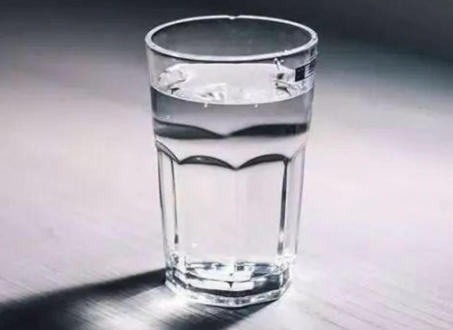 怎样喝水才会喝的更健康（一天中健康喝水标准须知）