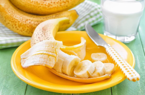 眼睛干涩吃什么食物比较好（眼睛干涩应多吃香蕉火龙果）