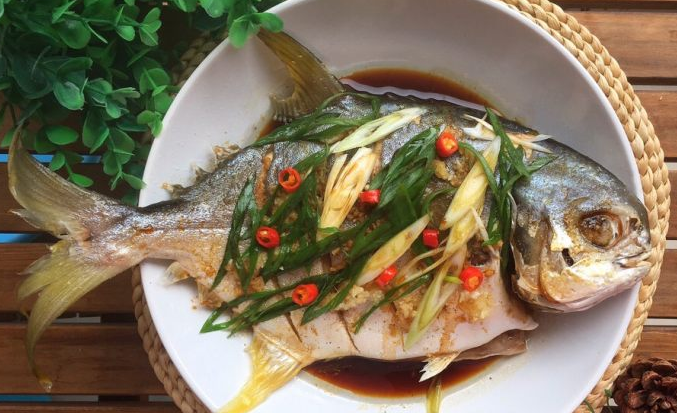 经常看电脑眼睛涩要吃点什么（三种护眼食物多吃做大眼美人）
