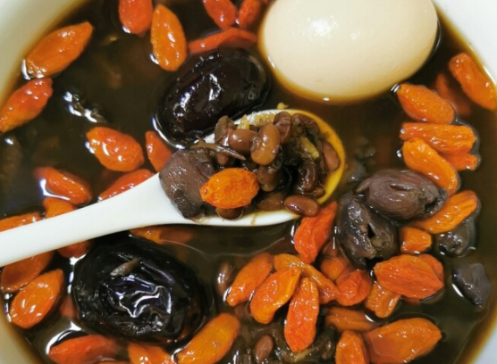 老人养生吃黑色食物好吗（养生吃黑色食物延年益寿）