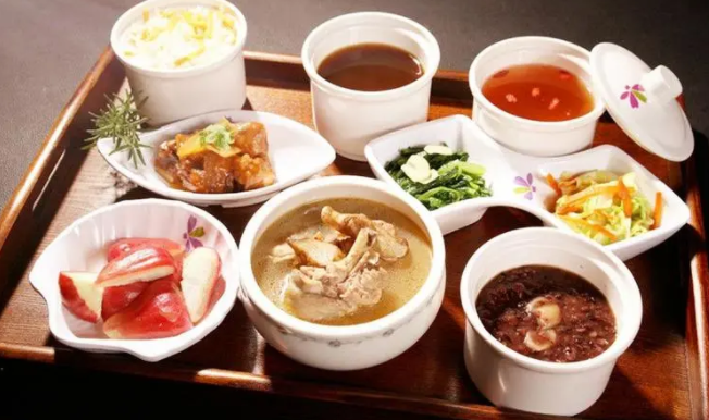 坐月子要吃什么好（坐月子期间饮食原则）