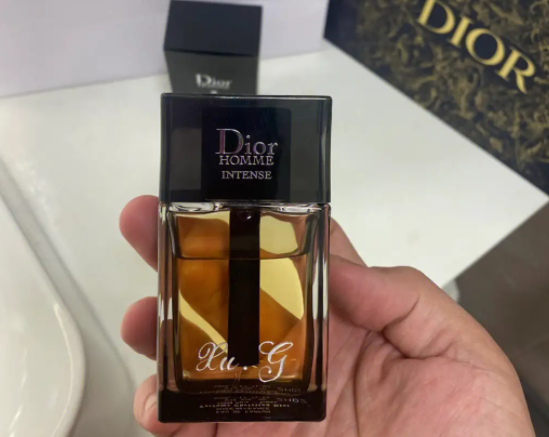 四种可以增强男性魅力的香水（男性香水喷法）