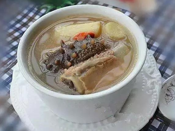 性爱前不要吃过多油腻食物((这样会影响男性勃起状态)