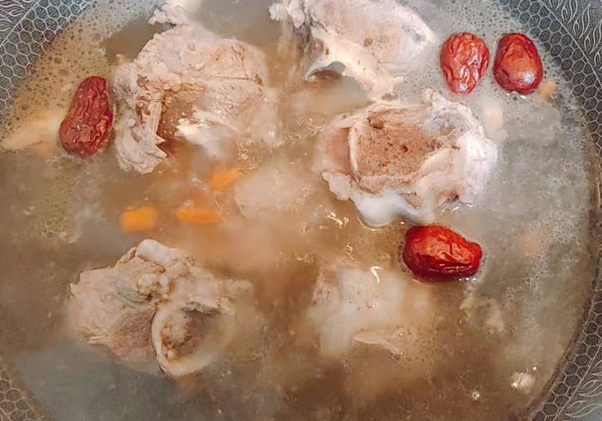 枸杞子敖骨头汤的作用(怎么熬大骨汤最补钙)