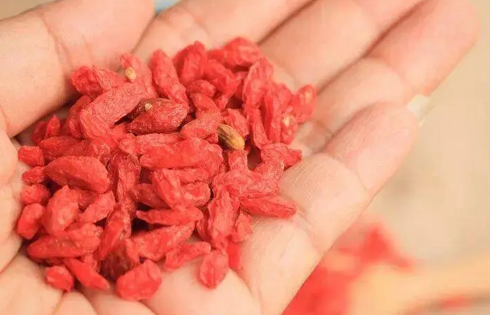 枸杞子暗红色能吃吗(染色的枸杞泡开水是没有颜色，是真的吗)