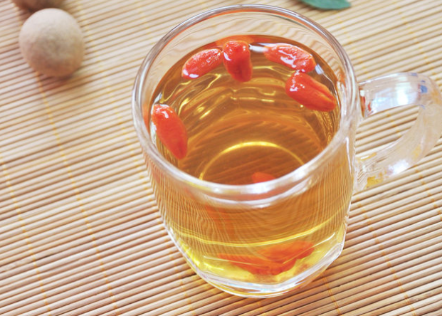枸杞子不洗可以泡酒喝吗(枸杞泡酒前要不要先清洗)