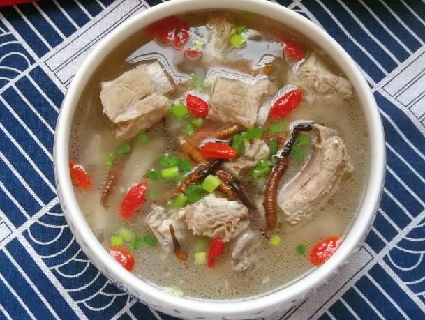 枸杞子哺乳期能喝么(哺乳期能不能用的黑枸杞泡水喝)