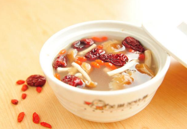 枸杞子煲汤做法大全(枸杞根配什么煲汤)