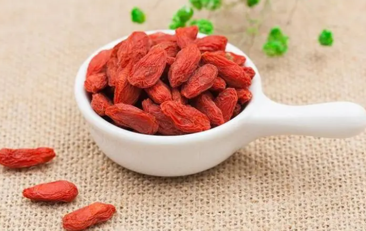 枸杞子补肾茶(枸杞和什么泡水喝补肾，几种枸杞茶的搭配方法)