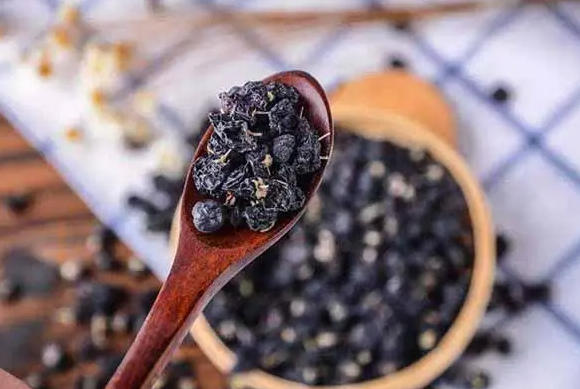 枸杞子炒黑(红枣怎么炒黑，锅里要放油么)