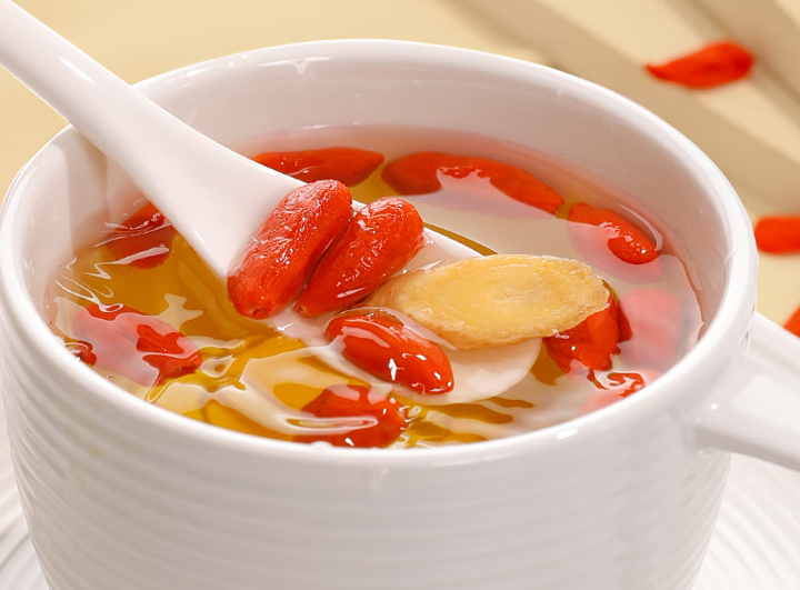 枸杞子大枣冰糖泡水的功效(大枣+菊花+枸杞+冰糖，冲泡的水有什么功效)