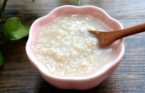 枸杞子大米煮粥(青麦粥的做法)