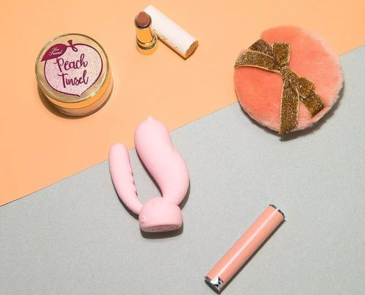 女用振动棒男的能用吗(女子上班带着振动棒)