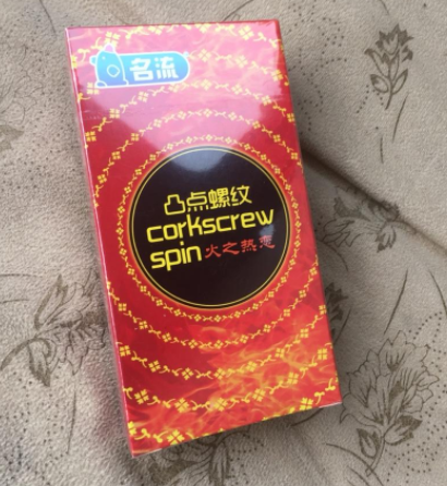 避孕套上的油要不要洗(避孕套上的油是化工产物吗对身体有没有伤害)