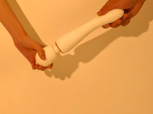 用振动棒也没有爱液用振动棒插女朋友高潮