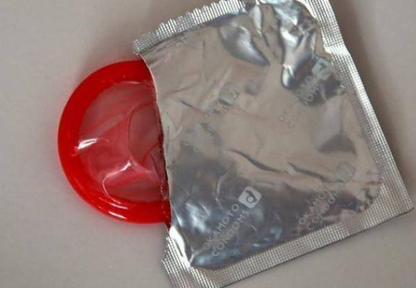 去买避孕套售货员会问你什么(避孕药具自助发放机一般在超市的哪里)