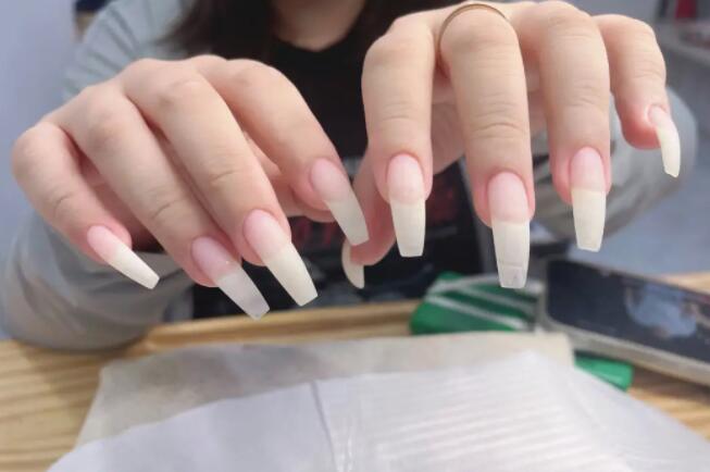 女性留长指甲会易染病吗，有哪些危害啊？
