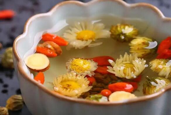 减肥养颜两不误，菊花枸杞茶的功效与作用