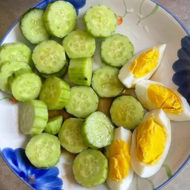 减肥食谱一周瘦10斤：鸡蛋黄瓜