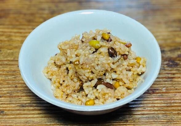 减肥食谱糙米饭：健康减肥的好选择