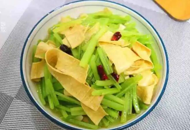 芹菜减肥食谱（芹菜减肥法）