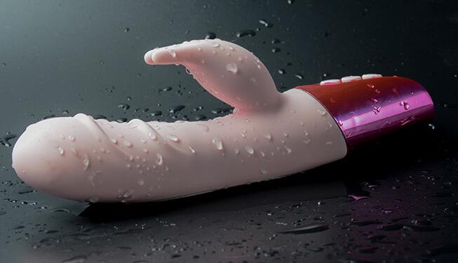 女人的用情趣用品吗（情侣做爱情趣用品）