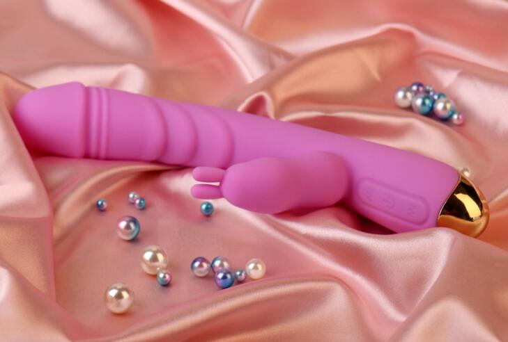 女人选购情趣用品图（最新用情趣用品）